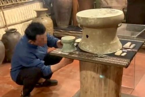 Cán bộ ngân hàng lấy 2 hiện vật cổ để làm 'phép thử' công tác bảo vệ?