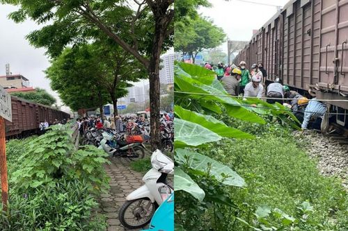 Xe máy nát bét sau va chạm với tàu hỏa
