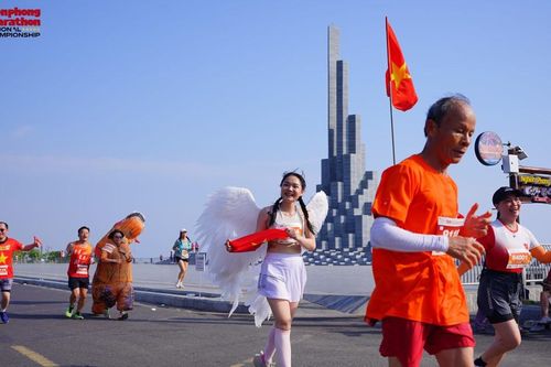 Giảng viên đại học U70 gây sốt khi hoàn thành giải chạy với thành tích ấn tượng, nhiều người trẻ cũng 'chỉ biết ước'