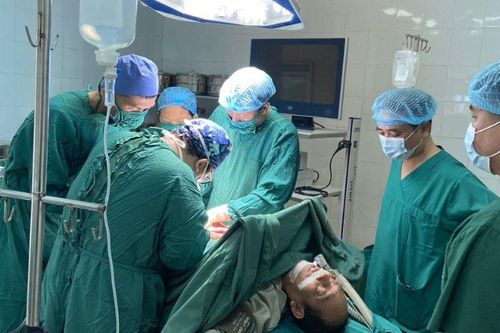 Bệnh viện tuyến huyện ở Thái Bình phẫu thuật thành công ca cắt đại tràng cho bệnh nhân K