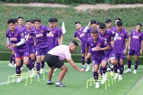 Cầu thủ U23 Việt Nam căng sức tập luyện