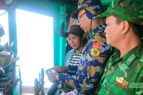 Bộ đội Biên phòng tỉnh Sóc Trăng tuần tra kiểm soát tuyên truyền chống khai thác IUU
