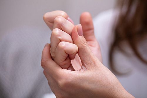 Lý do bạn nên bỏ ngay thói quen bẻ khớp ngón tay