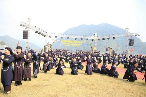 1.000 diễn viên trình diễn 'Múa bát của người Tày tỉnh Bắc Kạn'