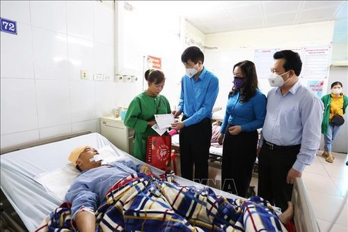 Thăm hỏi nạn nhân vụ nổ tại Cụm công nghiệp Phú Lâm