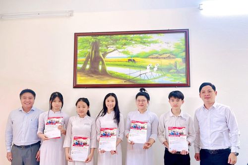 Trường ĐH Luật, ĐH Huế gắn kết tuyển sinh, hướng nghiệp, giúp HS nghèo vượt khó