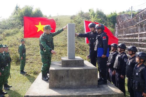 Hai sắc áo chung một mục tiêu