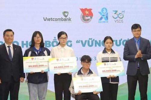Trao tặng 6 tỷ đồng học bổng 'Vững tương lai' cho học sinh, sinh viên