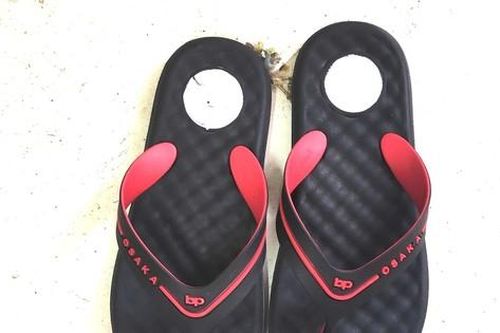 10 thiếu niên đánh gục một người đi đường rồi cướp đôi dép