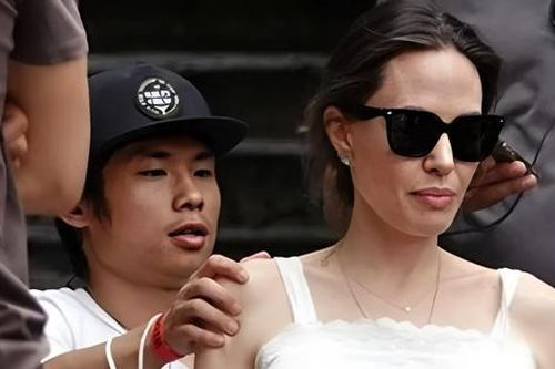 Ba con nuôi của Angelina Jolie