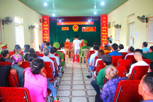 Say rượu, cầm dao đến trụ sở Ủy ban xã đòi tự tử