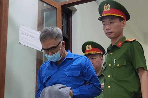 Hình ảnh dẫn giải cựu Giám đốc Công an Hải Phòng Đỗ Hữu Ca và các bị cáo tới tòa