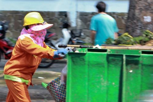 TP.HCM nắng nóng, người 'đu mình' ở nơi chạm là giật bắn, người chờ lao ra đường