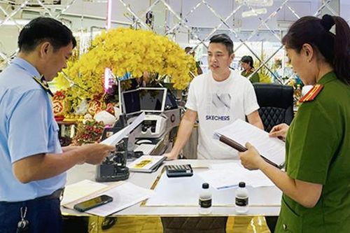 Công an và QLTT đồng loạt kiểm tra nhiều tiệm vàng ở TP.HCM