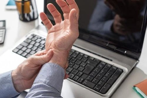 Sử dụng chuột máy tính 30 giờ mỗi tuần gây 5 vấn đề nghiêm trọng ở cổ tay