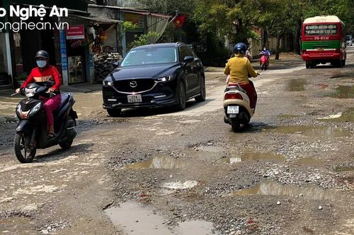 Tuyến đường 'nát như tương' giữa lòng thành Vinh