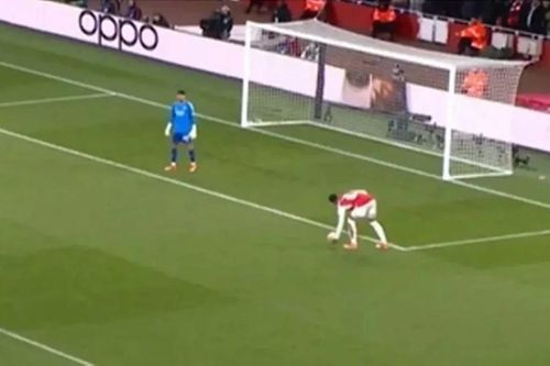 Tranh cãi về các tình huống không phạt penalty ở trận Arsenal-Bayern