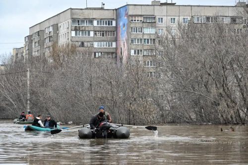 Nước sông dâng cao ở Nga và Kazakhstan, hơn 100.000 người phải sơ tán do lũ lụt