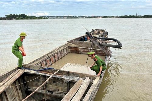 Tạm giữ 2 thuyền khai thác cát trái phép trên sông Son