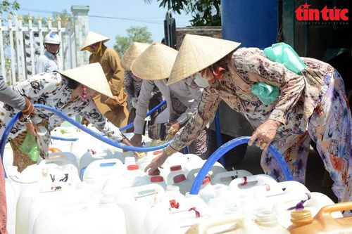 Giọt nước nghĩa tình đến với 'vùng khát' Tiền Giang