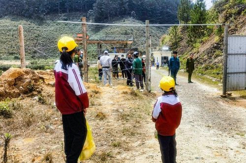Lâm Đồng: Học sinh chui rào đến trường vì thủy điện chắn đường