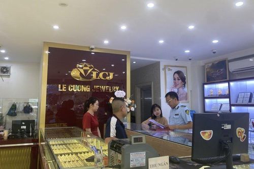 Tiếp tục phát hiện doanh nghiệp bán vàng trang sức nghi giả nhãn hiệu