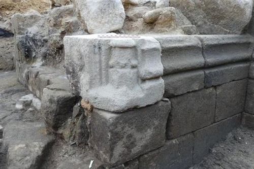 Phát hiện lâu đài dòng dõi quý tộc bên dưới một khách sạn ở Pháp