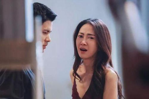 Vì mất tin tưởng gia đình nên cầm tiền trên tay mà tôi bối rối và không biết có nên đưa cho mẹ hay không?