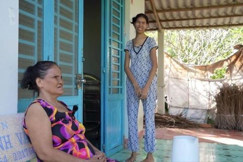 Cô gái Trà Vinh sở hữu chiều cao 2m, sống khép kín và chỉ chơi với chó mèo