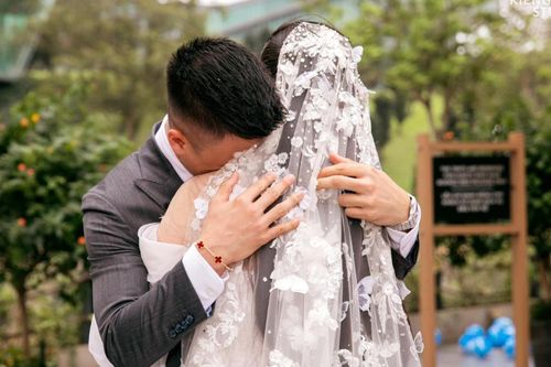 Quang Hải mang đồng hồ có giá 600 triệu, vòng tay đắt hơn vàng