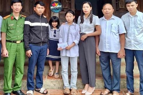 Trao học bổng Mottainai cho 2 trẻ mồ côi mẹ do tai nạn giao thông, chị gái bị sát hại