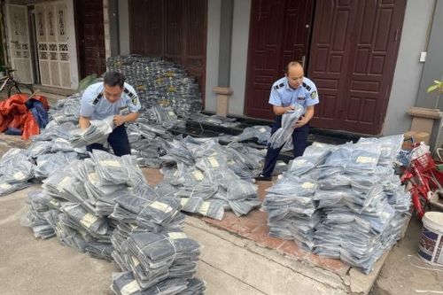 Vĩnh Phúc: Tạm giữ gần 3.000 sản phẩm quần áo nhập lậu