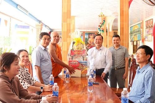 Phó Bí thư Thường trực Huyện ủy, Chủ tịch HĐND huyện Châu Thành Từ Thanh Khiết thăm, chúc Tết Chol Chnam Thmay