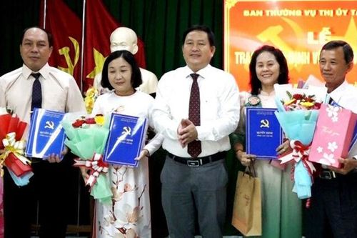 Ban Thường vụ Thị ủy Tân Châu trao quyết định điều động và nghỉ hưu cho 4 cán bộ