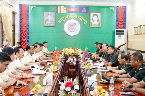 Công an An Giang thăm, chúc Tết các lực lượng vũ trang Campuchia