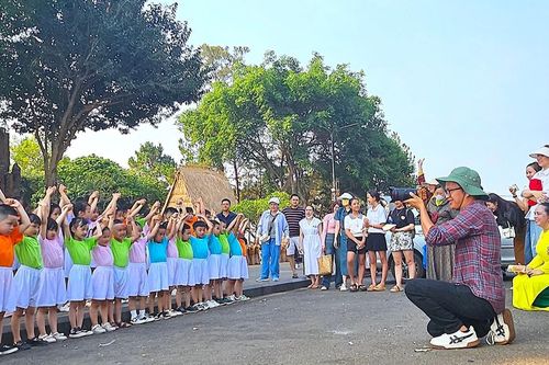 Dịch vụ chụp ảnh kỷ yếu 'vào mùa'