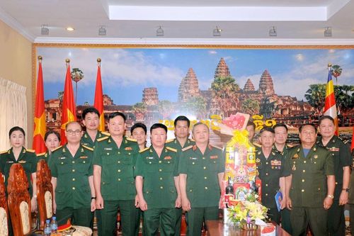 Binh đoàn 15 chúc Tết cổ truyền của Nhân dân Campuchia và Lào