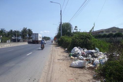 Bỏ rác bừa bãi bên đường