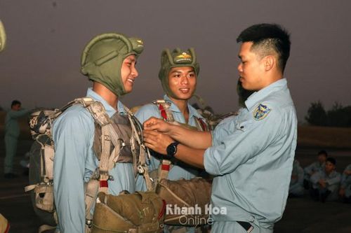 Bay cùng cánh dù