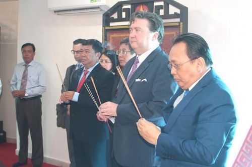 Đại sứ đặc mệnh toàn quyền Hoa Kỳ Marc E.Knapper và ông Lê Hữu Hoàng - Phó Chủ tịch Thường trực UBND tỉnh Khánh Hòa: Dâng hương, dâng hoa tại Điện thờ Tháp Trầm Hương và tượng đài bác sĩ A.Yersin