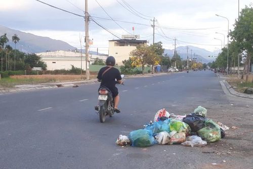 Bỏ rác bừa bãi dưới lòng đường