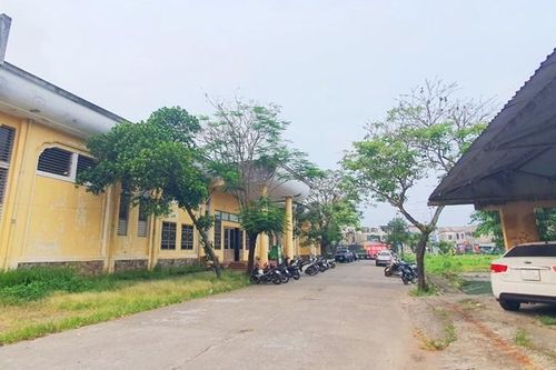 Giá thuê sân bãi quá cao, người luyện tập cầu lông bất bình