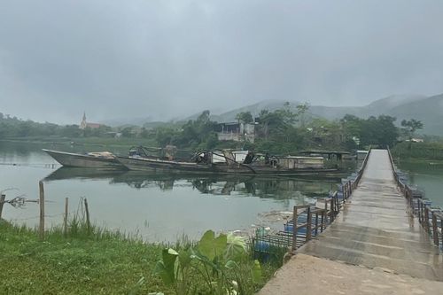 Quảng Bình: Bắt quả tang hai tàu khai thác cát trái phép trên sông Son