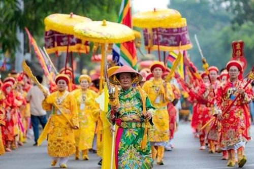 Tái hiện carnival dân gian tại lễ rước Thánh mẫu trong lễ hội điện Hòn Chén