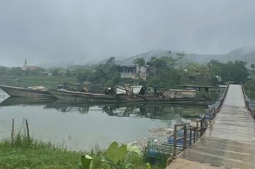 Bắt 2 tàu khai thác cát trái phép trên sông Son