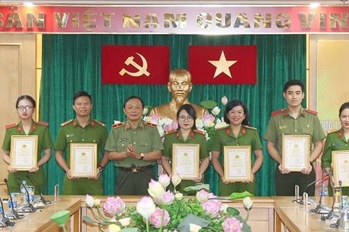 Trao giải cuộc thi viết tìm hiểu 50 năm truyền thống Cảnh sát Cơ động