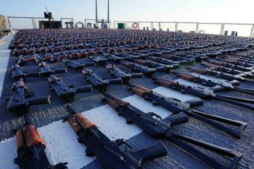 Mỹ chuyển hàng nghìn khẩu súng, bệ phóng tên lửa tịch thu của Iran cho Ukraine