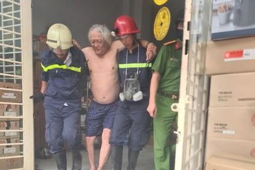 TPHCM: Người đàn ông mắc kẹt trong căn nhà bốc cháy được giải cứu