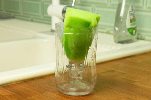 Cắt đôi chai nhựa đặt ở bồn rửa bát, bạn sẽ thấy lợi ích bất ngờ