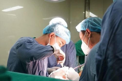 Phẫu thuật khẩn cấp cứu bàn tay bị máy cắt nát